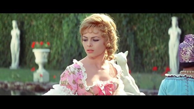 Ve filmu můžeme vidět mnoho kostýmů, které byly použity už při natáčení Tří mušketýrů: Královniny přívěsky (1961). Nosí je samotná Angelika (Michelle Mercier) - např. noční róbu a župan, které v Mušketýrech obléká Mylene Demongeot i členové Peyracova dvora. Na nich můžeme vidět kostýmy dvorních dam a královny z Mušketýrů. 