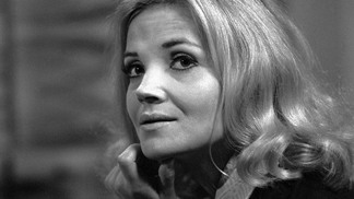 Za svým prvním divadelním angažmá putovala pak do Ostravy, kde však strávila jen dvě sezóny na jevišti Státního divadla (1960-1962).