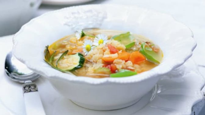 Zeleninový vývar s čočkou

Suroviny:

80 g mrkve
30 g petržele
1 střední cibule
1 velká brambora
2-3 lžíce loupané červené čočky
1 vrchovatá lžíce másla
600 ml vody popř. zeleninového vývaru
kmín, sůl, pepř
petrželka, libeček 

Postup:

Na másle orestujeme nakrájenou cibuli, mrkev a petržel. Přidáme pepř, špetku nadrceného kmínu a zalijeme 600 ml vody nebo vývaru. Přidáme na kostičky nakrájené brambory, snítku petrželky a libečku. Přivedeme k varu a po 10 minutách vsypeme červenou čočku. Vaříme dalších 10 minut. Polévku na závěr vaření osolíme a podáváme ozdobené petrželkou.