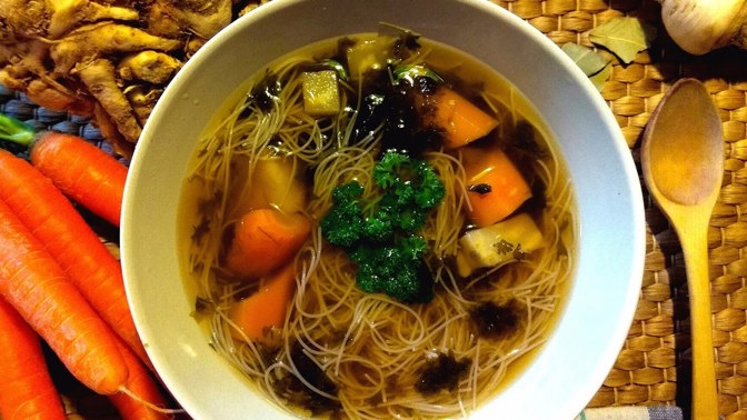 Jemný zeleninový vývar s bramborou

Suroviny:

mrkev, petržel, brambora
lžička olivového oleje

Postup:

Zeleninu vařte doměkka asi ve 400 ml vody. Uvařenou směs poté rozmixujte a přidejte lžičku oleje.