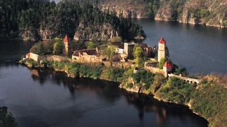 Na skalnatém ostrohu na soutoku řek Vltavy a Otavy stojí středověký hrad Zvíkov, který patří k nejnavštěvovanějším českým památkám. Milují ho turisté i ctitelé záhad, protože je opředený zajímavými pověstmi.