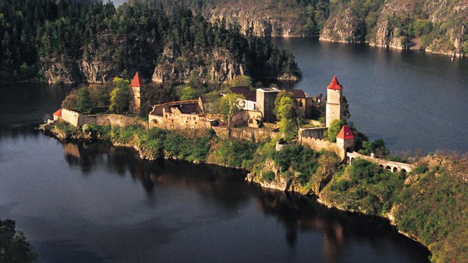 Na skalnatém ostrohu na soutoku řek Vltavy a Otavy stojí středověký hrad Zvíkov, který patří k nejnavštěvovanějším českým památkám. Milují ho turisté i ctitelé záhad, protože je opředený zajímavými pověstmi.