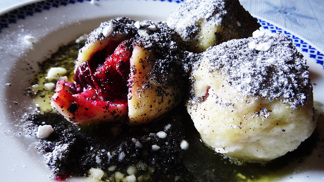 Švestkové knedlíky s mákem

Suroviny:

600 g brambor vařených ve slupce
200 g hrubé mouky
sůl
30 g másla
1 vejce
asi 1 kg švestek
120 g mletého máku
120 g moučkového cukru
80 g rozpuštěného másla nebo sádla

Postup:

Brambory uvaříme nejlépe den předem. Oloupeme je a nastrouháme na jemném struhadle, přidáme mouku, sůl, při pokojové teplotě změklé máslo a vejce. Zpracujeme hladké těsto. Podle potřeby přidáme mouku, event. dětskou krupičku. Těsto rozválíme na pomoučeném vále, rádýlkem nakrájíme na malé čtverce (velikost záleží na velikosti švestek), vložíme švestku a dobře zabalíme.

Vaříme v osolené vodě 5 minut, vyjmeme děrovanou naběračkou, vložíme na talíř, sypeme mákem smíchaným s cukrem a přeléváme rozpuštěným máslem či sádlem.