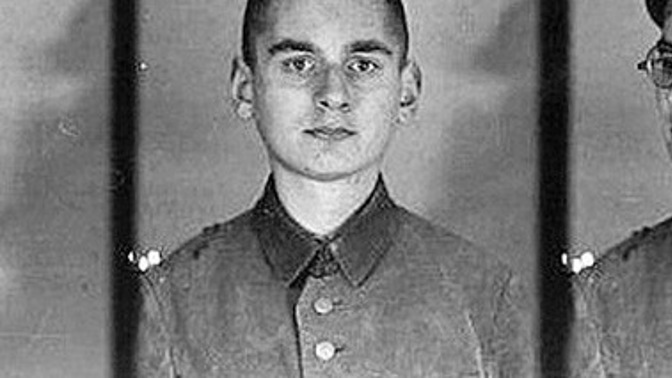 Koncentrační tábor v Osvětimi byl založen v roce 1940 a postupem času se rozrostl do obřích rozměrů. Stala se z něj továrna na smrt, za jejímiž zdmi skončila většina deportovaných v plynových komorách.