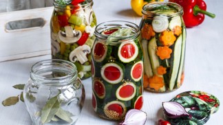 Dnes můžete nakládat zeleninu, houby i cuketu na všechny možné způsoby.
