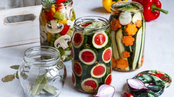 Dnes můžete nakládat zeleninu, houby i cuketu na všechny možné způsoby.