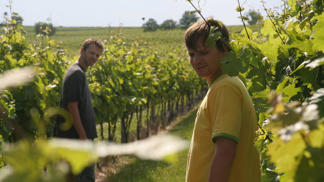 Jeho kámoš Jirka (Lukáš Langmajer) je podvodníček, který moc rozumu nepobral, ale má jednu skvělou vlastnost. Umí geniálně oblbnout ženský.