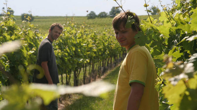 Jeho kámoš Jirka (Lukáš Langmajer) je podvodníček, který moc rozumu nepobral, ale má jednu skvělou vlastnost. Umí geniálně oblbnout ženský.