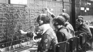 Almon Strowger, povoláním hrobník, neměl rád nespolehlivou lidskou obsluhu, která prý záměrně přepojovala hovory na jeho konkurenta a tak vymyslel v roce 1891 automatický volič.