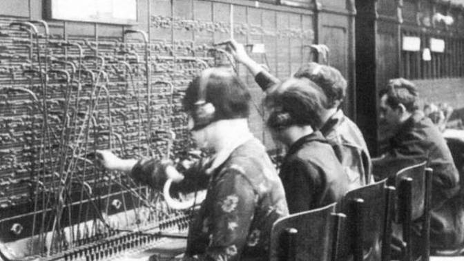 Almon Strowger, povoláním hrobník, neměl rád nespolehlivou lidskou obsluhu, která prý záměrně přepojovala hovory na jeho konkurenta a tak vymyslel v roce 1891 automatický volič.