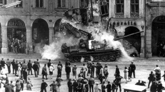 Země Varšavské smlouvy, které se invaze nezúčastnily, byly Albánie (od roku 1962 fungovala v tomto paktu jen jako pasivní člen) a Rumunsko pod vedením diktátora Nicolae Ceauşesca.