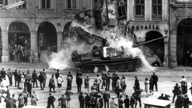 Země Varšavské smlouvy, které se invaze nezúčastnily, byly Albánie (od roku 1962 fungovala v tomto paktu jen jako pasivní člen) a Rumunsko pod vedením diktátora Nicolae Ceauşesca.