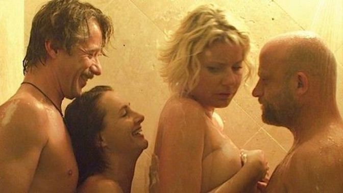 Hrdinové Svaté čtveřice, kolegové elektrikáři Ondra (Hynek Čermák) a Vítek (Jiří Langmajer), dostanou nabídku na exotickou „brigádu“ na karibském ostrově, kde hurikán poničil elektrické vedení.