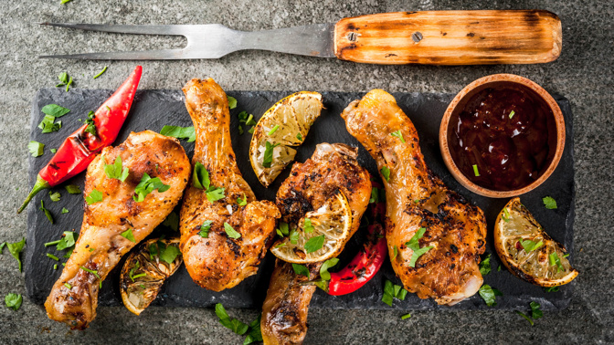 Pikantní chilli marináda:

Suroviny:

200 ml rajčatové šťávy, 2 lžíce olivového oleje, 2 chilli papričky, 2 lžíce cukru, 1 stroužek česneku, 1 lžička sójové omáčky bez lepku LABETA, 1 lžička soli.

Postup:

Stroužky česneku prolisujeme a smícháme s rajčatovou šťávou. Přidáme rozdrcené či nakrájené chilli papričky, olej, sójovou omáčku a cukr. Vše důkladně promícháme, necháme v lednici odležet a marinujeme.