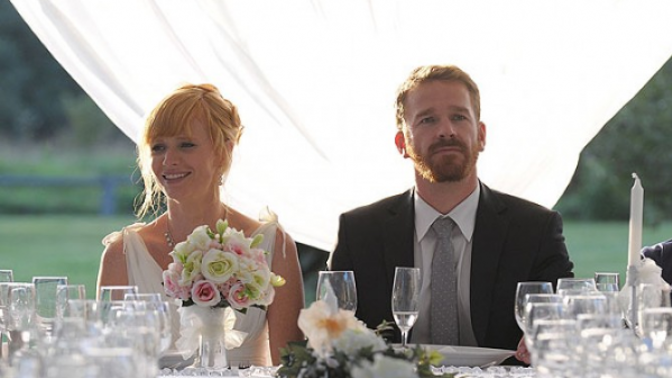 Pak je svědkem scény, kdy chlapec týrá malou holčičku a on tvrdě zasáhne. Matce pak řekne, že to bylo v rámci hry a chlapce osočí ze lži.