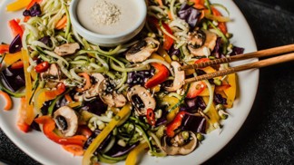 Asijské raw nudle

Suroviny:

Ingredience na nudle (2 porce):

červené zelí
hrst naklíčeného mungo fazolek
1 cuketa
4 mrkve
2 papriky
sezamová semínka
2 žampiony marinované v tamari, oleji, troše vody
čerstvá chilli paprička
čerstvý koriandr

Ingredience na zálivku:

1 stroužek česneku
1 cm zázvoru
šťáva z 1/2 limety
100 g kešu
olivový olej
sůl
pepř
1 lžíce světlého kokosového nektaru

Postup:

Cuketu a mrkve oloupeme a nakrájíme na spiralizéru na útlé nudličky a smícháme s ostatní na jemno pokrájenou zeleninou. Do mixéru vložíme suroviny na zálivku a rozmixujeme na hladký dressing. Posypeme sezamovým semínkem, ozdobíme čerstvým koriandrem.