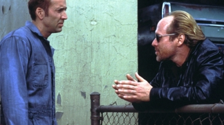 Policisté se snaží stáhnout síť kolem Rainesovy party, ale zůstávají dlouho mimo.