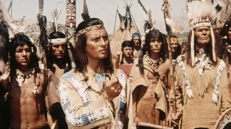 Spěchá na pomoc příteli, a telegrafuje guvernérovi, aby poslal armádu na pomoc Apačům, proti kterým se spojili bandité s Čivarily náčelníka Bílého buvola.