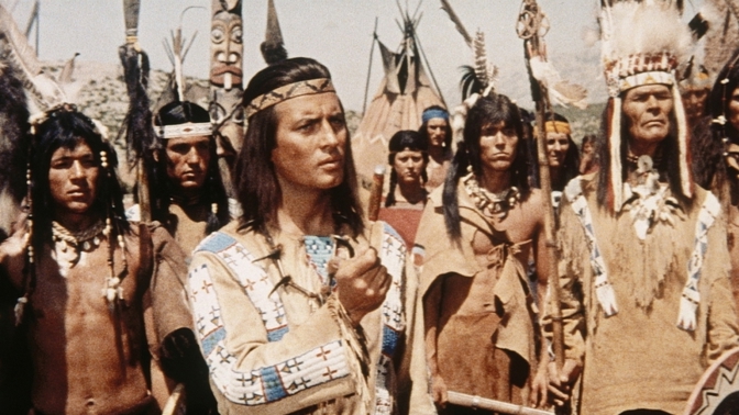 Spěchá na pomoc příteli, a telegrafuje guvernérovi, aby poslal armádu na pomoc Apačům, proti kterým se spojili bandité s Čivarily náčelníka Bílého buvola.