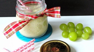 Hroznový džem:

Na džem z hroznů budete potřebovat kilo bobulek - červené nebo bílé  hrozny, půl kila cukru a šťávu z poloviny citronu. Při kyselejších odrůdách hroznů dejte cukru více. Hrozny dejte do hrnce, podlijte je troškou vody, aby se bobule nepřipálily a na slabém ohni vařte asi čtvrt hodiny, pěnu odstraňte. Směs přeceďte, dvakrát propasírujte a povařte s cukrem a citronem, dokud není dostatečně hustá. Dejte do čistých sklenic, uzavřete a otočte dnem vzhůru, aby vychladly.

