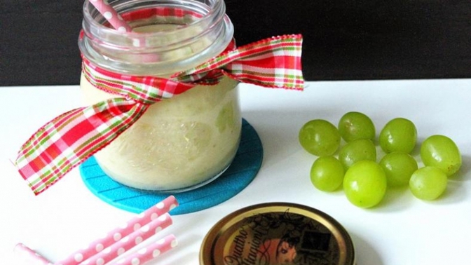 Hroznový džem:

Na džem z hroznů budete potřebovat kilo bobulek - červené nebo bílé  hrozny, půl kila cukru a šťávu z poloviny citronu. Při kyselejších odrůdách hroznů dejte cukru více. Hrozny dejte do hrnce, podlijte je troškou vody, aby se bobule nepřipálily a na slabém ohni vařte asi čtvrt hodiny, pěnu odstraňte. Směs přeceďte, dvakrát propasírujte a povařte s cukrem a citronem, dokud není dostatečně hustá. Dejte do čistých sklenic, uzavřete a otočte dnem vzhůru, aby vychladly.

