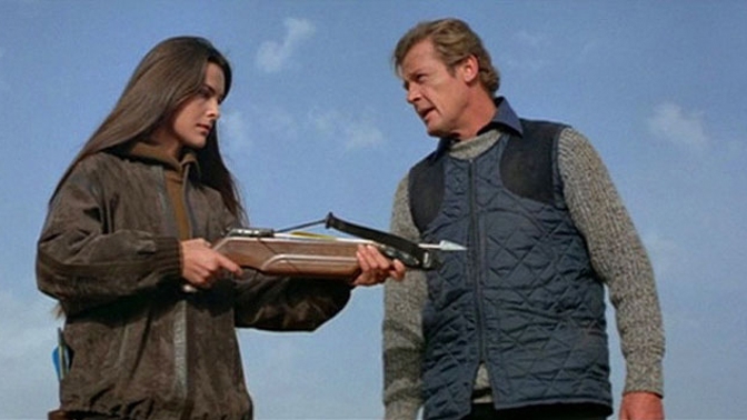 Zdá se však, že rejdař dvojí tváře Kristatos společně s násilnickým králem pašeráků Columbem směřují ke stejnému cíli.