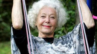 Na konci války, v květnu 1945, ji znásilnili dva vojáci Rudé armády. Sama byla potom svědkem jejich popravy zastřelením před plukem. Ve svých vzpomínkách uvádí, že od té doby si zprotivila sex.