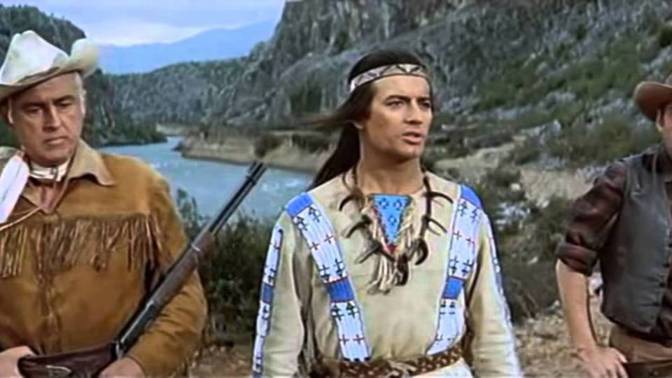 Tentokrát cestuje Vinnetou arizonskou pahorkatinou v doprovodu jiného bílého bratra, statečného lovce Old Surehanda, který je také hlavní postavou příběhu. 