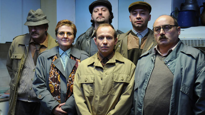 Antonínova nesmyslná snaha získat Kláru pro sebe ho obrací nejen proti tradičním nepřátelům režimu, ale i proti vlastním lidem a systému samotnému. 