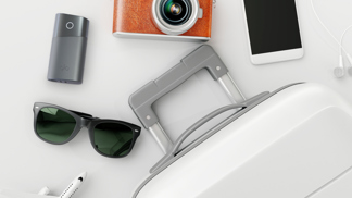 Čeká vás dlouhá cesta vlakem, autem nebo autobusem? Pak se inspirujte, co vám na ní nesmí chybět, abyste se cítili v klidu a pohodě.