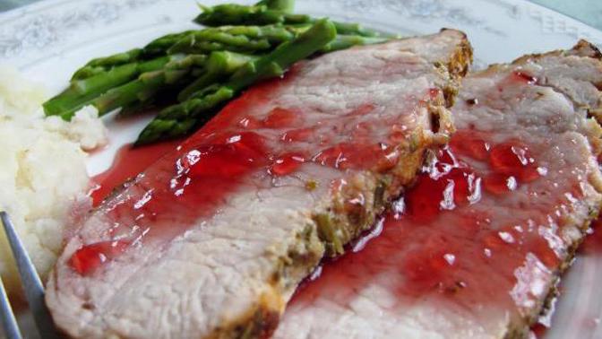 Rybízová omáčka

Suroviny:

500 ml hovězí polévky
6 lžic červených rybízových bobulek
1 žloutek
30 g mouky
30 g másla
120 g cukru
1 malý bílý jogurt

Postup:

Připravíme si jíšku z másla a mouky. V procezené hovězí polévce povaříme rybízové bobulky, prolisujeme je, zahustíme připravenou jíškou. Pokud je to nutné, omáčku zředíme ještě dalším vývarem, vsypeme cukr. V jogurtu rozmícháme žloutek a směs vlijeme do omáčky. Čerpáno z jakési prastaré rozpadlé kuchařky mojí maminky.