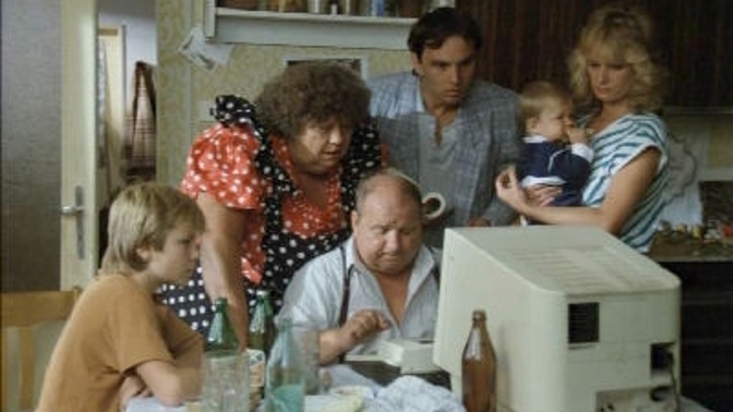  Veronika Kánská (Blažena) uvedla, že během natáčení si nejlépe rozuměla Kateřinou Lojdovou (Tejfarka) a Jaroslavou Kretschmerovou (Evík). Naopak se moc nemusela s Petrou Pyšovou (Miluna).