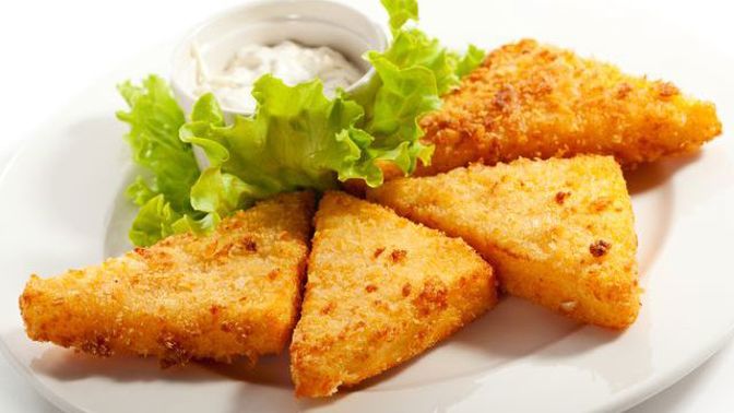 Smažený sýr:
Suroviny:
4 plátky sýra, silné necelý 1 cm
1 vejce, 1 lžíce mléka a 1–2 lžíce hladké mouky
domácí strouhanka z bílého pečiva
olej na smažení
1 kg brambor, oloupaných a pokrájených
sůl + 50 g másla + nasekaná petrželka nebo pažitka.
Postup:
Do osolené vody dejte vařit brambory. Do vajec s mlékem postupně zašlehejte tolik mouky, až vznikne hladké těstíčko hustoty těsta na lívance. Namočte do něj vždy plátek sýra a pak ho obalte ve strouhance. Postup ještě jednou opakujte, aby sýr při smažení nevytékal. Když jsou brambory skoro měkké, začněte smažit sýr v 1 cm vysoké vrstvě rozpáleného oleje, a to z obou stran dozlatova. Nechte krátce okapat na papírové utěrce. Ihned podávejte, dokud je sýr tekutý, s vařenými bramborami omaštěnými máslem a s tatarskou omáčkou.