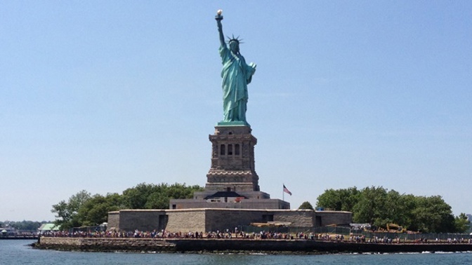 Nakonec se rozhodl inspirovat římskou bohyní svobody Libertas, která byla zobrazována s pochodní a "tabulí" reprezentující zákon. 
