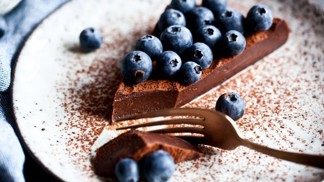 Raw čokoládový krémový řez

Suroviny:

200 g kešu oříšků nebo slunečnicových semínek
30 g kakaa
150 g javorového sirupu
30 g kakaového másla (můžete nahradit kokosovým olejem)
1 lžička vanilkového extraktu nebo mleté vanilky
1/4 lžičky mořské soli
110 ml vody

Postup:

Lehce rozehřejte kakaové máslo nebo kokosový olej, tak aby byl tuk tekutý. Dejte všechny ingredience do vysokorychlostního blenderu a začněte mixovat. Nejprve na nižší obrátky a postupně zvyšujte výkon. Mixujte tak dlouho, dokud nebude krém úplně hladký. V průběhu procesu alespoň dvakrát mixování zastavte a pomocí stěrky setřete obsah ze stěn a lehce promíchejte.

Připravte si nádobu velkou přibližně 10x15 cm. Může to být menší forma na dort, brownies, nebo třeba větší krabička na uskladňování potravin. Také můžete připravit řezy z dvojnásobného množství, pak bude ideálně vyhovovat menší dortová forma (∅ 18-20 cm). Nádobu si vyložte po bocích i dně pečícím papírem nebo fólií.

Hotový krém přesuňte do připravené formy a zarovnejte pomocí stěrky. Zakryjte formu fólií nebo víkem a dejte vychladit do mrazáku, ale postačí i do ledničky na pár hodin. Vychlazený krém vyjměte z formy, nechte lehce povolit a nakrájejte na požadované tvary. Při servírování se nebojte zapojit fantazii a doplňte jej o čerstvé ovoce, oříšky, kokosové plátky, pár hoblinek čokolády, posypejte kakaem,  


