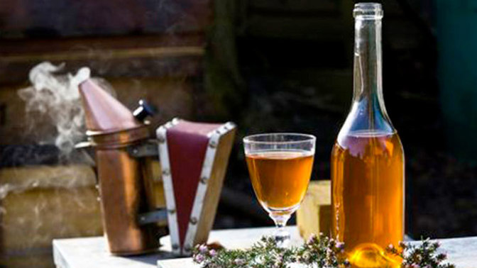 Medový roztok:

Med vlijeme do teplé vody, mícháme, až se rozpustí, a přivedeme k varu. Vaříme na mírném plameni přibližně hodinu, sbíráme vznikající pěnu a zároveň průběžně přidáváme vyvařenou vodu. Poté necháme vychladnout asi na 25 °C.

Dochucení  - do medového roztoku před kvašením přidejte různá koření a ozvláštněte svoji medovinu. Použijte skořicovou kůru, dodá krásnou vůni a medovinu vyčeří a zbaví zákalu, hřebíček, koriandr nebo badyán. Limetka nebo citron navodí medovině svěží nádech, postačí jeden plod pokrájený na kolečka na 10 litrů roztoku. Fantazii se meze nekladou.