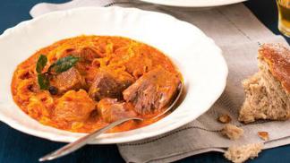 Segedínský guláš se vždy vaří z kysaného zelí a vepřového masa.