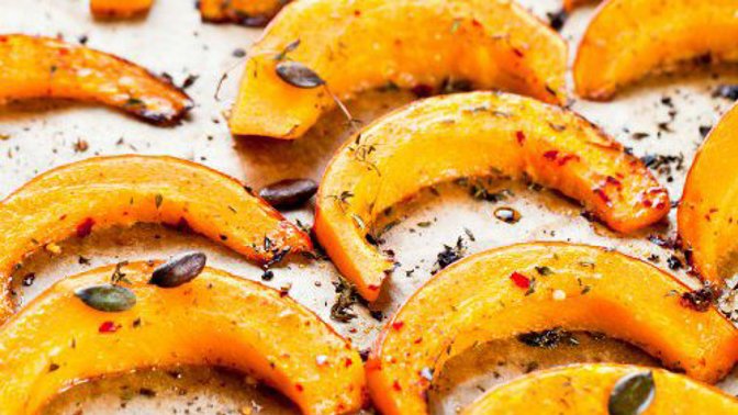 Dýňové hranolky
Suroviny:
• 1 středně velká dýně Hokaido
• olivový olej sůl, pepř, drcený kmín
• bylinky (oregano, tymián, rozmarýn)
Postup:
Omytou a vydlabanou dýni i se slupkou nakrájíme na menší půlměsíčky (velikostně odpovídající hranolkům). Hranolky dáme na plech vyložený pečícím papírem, zakápneme olivovým olejem, okořeníme a přidáme bylinky dle chuti a pečeme v troubě vyhřáté na 180°C cca 30–40 minut. Upečené hranolky lze podle chuti potřít drceným česnekem se solí. Dýňové hranolky mohou být vhodnou přílohou k pečenému masu či rybě, nebo pochutinou podávanou s jogurtovým dipem.