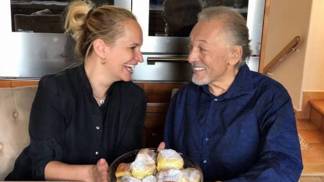 Monika Absolonová je česká především muzikálová zpěvačka, herečka a moderátorka pořadu Taxík.