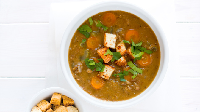 Čočková polévka

Suroviny:

1	stroužek česneku		
1	cibule		
1	mrkev		
2	řapíky celeru		
2	lžíce olivového oleje		
1-1/2	hrnku čočky		
1-1/2	lžičky sušeného tymiánu		
1	lžička sušeného oregana		
1	lžička sladké papriky		
1	kostka zeleninového bujonu		
sůl		
pepř		
hladkolistá petrželka		
housky

Postup:

Nejdřív si připravím zeleninu. Česnek a cibuli nasekám nadrobno, mrkev mám ráda na kolečka a řapíkatý celer na silnější půlkolečka. Když mám jarní mrkev, ani ji neloupu, jen ji vydrhnu kartáčkem.

V hrnci se silným dnem rozpálím olej a opeču na něm dosklovata cibuli, pak přidám česnek a zeleninu a ještě asi minutu opékám. Sotva lehce zezlátne, zaliju zeleninu osmi hrnečky vody a přidám sůl a čerstvě namletý pepř

Přebranou čočku vsypu k zelenině. Přidám koření a když se voda začne vařit, i zeleninovou kostku. Stáhnu plamen a vařím zhruba hodinu.

Polévku ničím nezahušťuji, jen ji částečně rozmixuji tyčovým mixérem, aby ‚zhoustla‘. Teprve pak podle chuti osolím. Polévku nandám do talířů a ozdobím petrželkou. Vedle v misce mám přichystané na másle pečené houstičky.