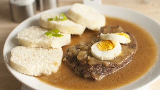 Dokonalý houskový knedlík krok za krokem - připravte ho jako mistři