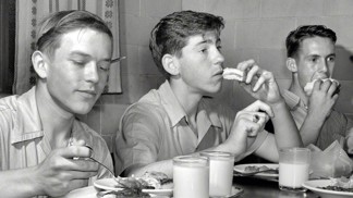 Dobová fotografie ze školní jídelny čtyřicátých let.