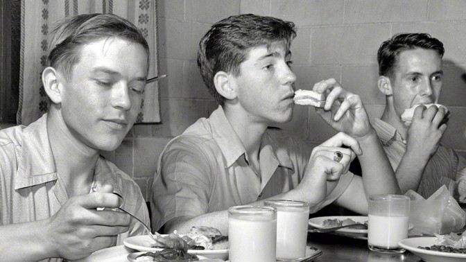 Dobová fotografie ze školní jídelny čtyřicátých let.