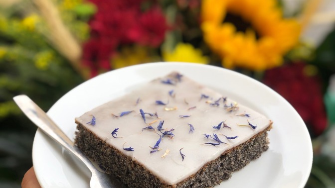 Podzimní makový koláč

Suroviny:

Piškot:
5 vajíček
350 g cukr krupice 
200 g mletý mák 
150 g PERNERKA pohanková celozrnná hladká mouka
250 g smetany ke šleháním 
150 g olej 
1 lžička skořice
1/2 lžičky soli
1 prášek do pečiva bez lepku 
 
Na polevu:
250 g cukr moučka
60 g citronová šťáva

Na dokončení:
Květy chrpy

Postup:

Na piškot vyšleháme vejce a cukr do husté pěny, přidáme smetanu a olej, lehce vmícháme zbylé ingredience. Vylejeme do vyššího plechu, vymazaného olejem a vysypaném moukou. Dobře rozetřeme a pečeme při 170 °C asi 25-30 minut. Na ještě vlažný piškot rozetřeme polevu, kterou jsme připravili dobrým vymíchaním cukru a šťávy. Posypeme květy chrpy a necháme vychladnout.
