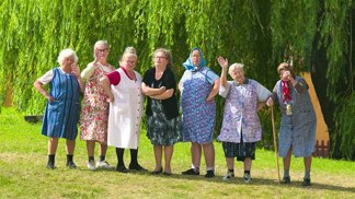 Po smrti stoleté Trudy zůstanou na konci vesnice lukrativní pozemky se starým domem. To se hodí starostovi a jeho příbuznému, kteří mají na pozemky zálusk a chtějí zde vybudovat autobazar.