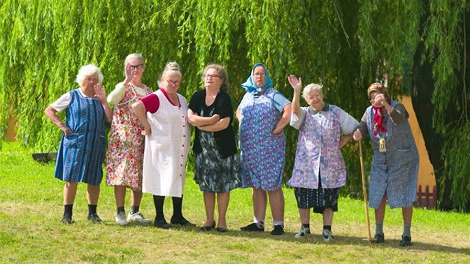 Po smrti stoleté Trudy zůstanou na konci vesnice lukrativní pozemky se starým domem. To se hodí starostovi a jeho příbuznému, kteří mají na pozemky zálusk a chtějí zde vybudovat autobazar.