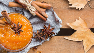 Mirabelkový džem s vánočním kořením

Suroviny:

1 kg mirabelek
300 g třtinového cukru
ovocný pektin Labeta
šťáva z jednoho citrónu
1 hvězdička badyánu
5 ks hřebíčku
2 kousky celé skořice

Postup:

Omyté mirabelky podlijeme trochou vody (asi 50 ml), přidáme koření a rozvaříme do měkka. Necháme půl hodiny přikryté odpočinout, aby se rozleželo koření. Směs propasírujeme přes sítko, abychom se zbavili slupek a pecek. Ovocný pektin smícháme s třtinovým cukrem a přidáme k propasírovaným mirabelkám a zakápneme citronovou šťávou. Povaříme 5 minut, nezapomínáme průběžně míchat, aby se marmeláda nepřipálila. Hotový džem nalijeme do čistých skleniček, zavíčkujeme a obrátíme dnem vzhůru a necháme zchladnout. Skladujeme nejlépe na tmavém, chladném a suchém místě.
 