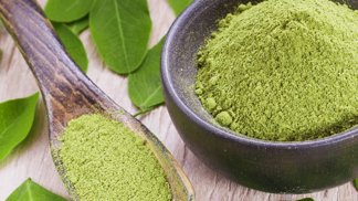 Slané lívance s moringou

Suroviny:

300–400 ml podmáslí
300 ml syrovátky
lžičku soli
3 polévkové lžíce moringy
2 vejce
150 g kukuřičné krupice
100 g hrachové mouky
 sáček sušeného droždí
asi tři lžíce teplé vody
kokosový tuk

Postup:

Sušené droždí si rozmícháme v teplé vodě a necháme ho asi 10 min pracovat, udělají se na něm bublinky. Poté smícháme s vejci, vidličkou rozšleháme, osolíme, přidáme podmáslí a syrovátku, moringu a řádně znovu vidličkou nebo metlou promícháme.

Jakmile jsou všechny tekuté ingredience spojené, přimícháme i kukuřičnou a hrachovou mouku a promícháme v hladké tekuté těsto, které necháme v pokojové teplotě cca hodinu odpočívat a kynout.

Jakmile bude těsto vykynuté, uděláme lžící nebo naběračkou malé lívanečky na vyhřátou pánev mírně potřenou kokosovým tukem. Mezi dvě vrstvy lívanců můžeme plnit podušený špenát s česnekem nebo jarní cibulkou, čerstvý sýr.