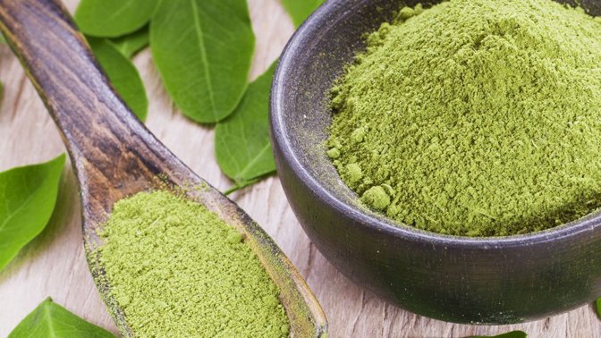 Slané lívance s moringou

Suroviny:

300–400 ml podmáslí
300 ml syrovátky
lžičku soli
3 polévkové lžíce moringy
2 vejce
150 g kukuřičné krupice
100 g hrachové mouky
 sáček sušeného droždí
asi tři lžíce teplé vody
kokosový tuk

Postup:

Sušené droždí si rozmícháme v teplé vodě a necháme ho asi 10 min pracovat, udělají se na něm bublinky. Poté smícháme s vejci, vidličkou rozšleháme, osolíme, přidáme podmáslí a syrovátku, moringu a řádně znovu vidličkou nebo metlou promícháme.

Jakmile jsou všechny tekuté ingredience spojené, přimícháme i kukuřičnou a hrachovou mouku a promícháme v hladké tekuté těsto, které necháme v pokojové teplotě cca hodinu odpočívat a kynout.

Jakmile bude těsto vykynuté, uděláme lžící nebo naběračkou malé lívanečky na vyhřátou pánev mírně potřenou kokosovým tukem. Mezi dvě vrstvy lívanců můžeme plnit podušený špenát s česnekem nebo jarní cibulkou, čerstvý sýr.