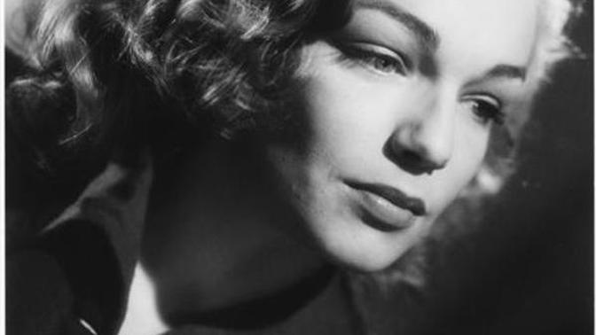 Simone Signoret, rodným jménem Henriette Charlotte Simone Kaminker, byla francouzská filmová herečka, držitelka mnoha filmových cen.